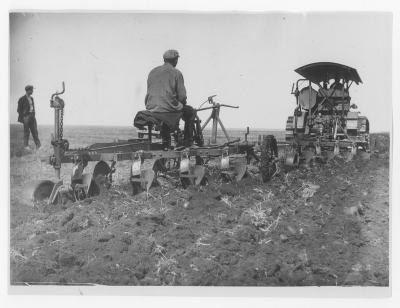 Прикрепленное изображение: Трактор 1930.jpg